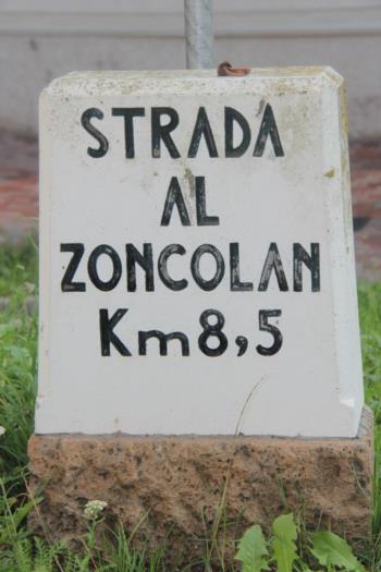 Beschilderung auf der Straße zum Monte Zoncolan führt 